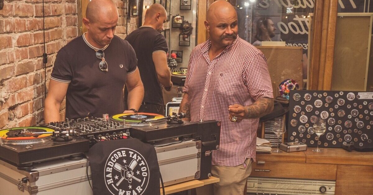 DJ Myszon und Mroku spielten bei der Eröffnung des Hardcore Tattoo Ladens